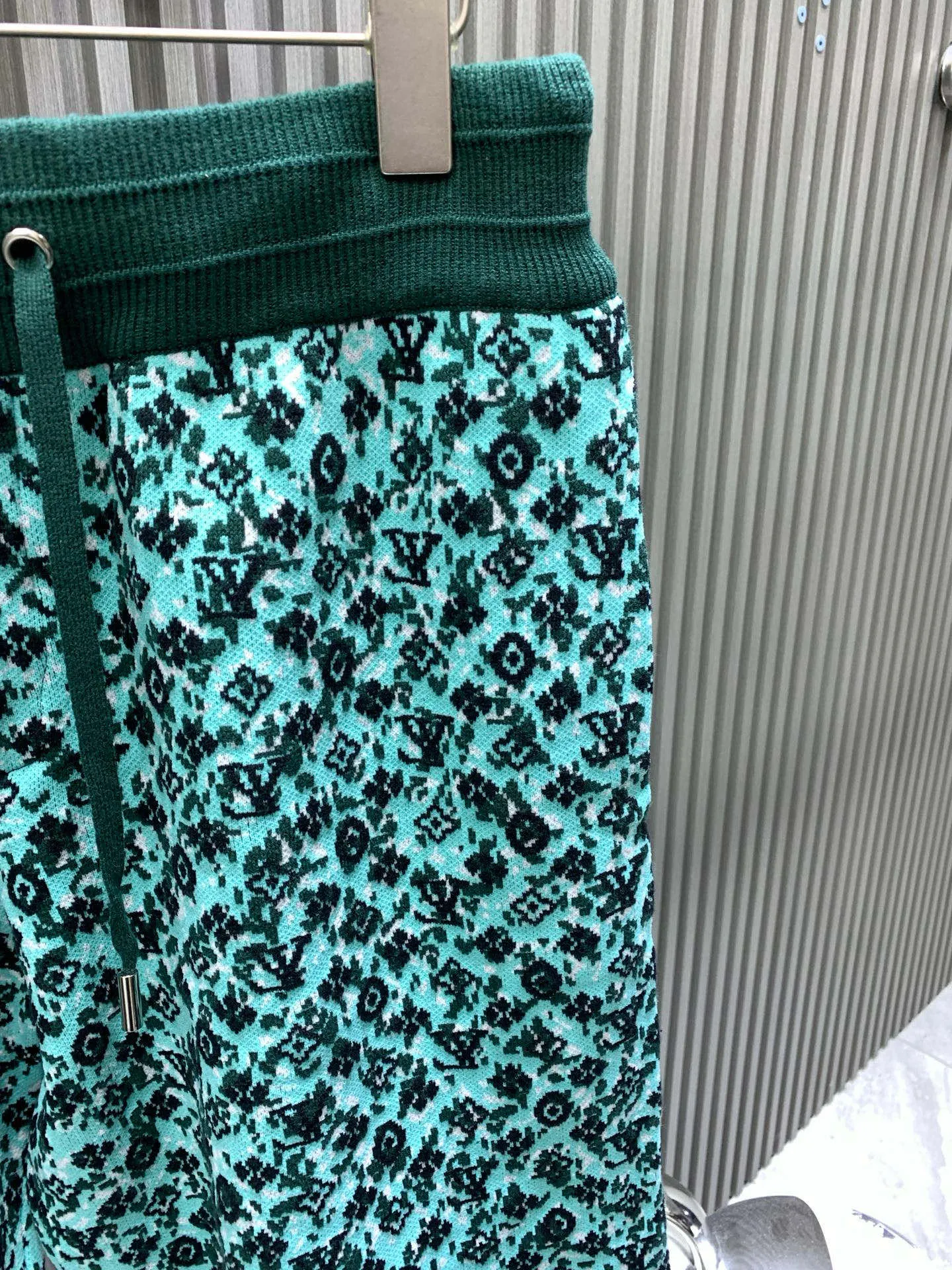 🅿️240 🀄️ Louis Vuitton Louis Vuitton 25FW early spring and summer new knitted shorts with complex embroidery patterns. Customized green ink sfumato effect fabric. Embellished with classic monogram embroidery all over. Elastic waistband design. Black lining design on the inside. Normal cut version. Same style for men and women.
